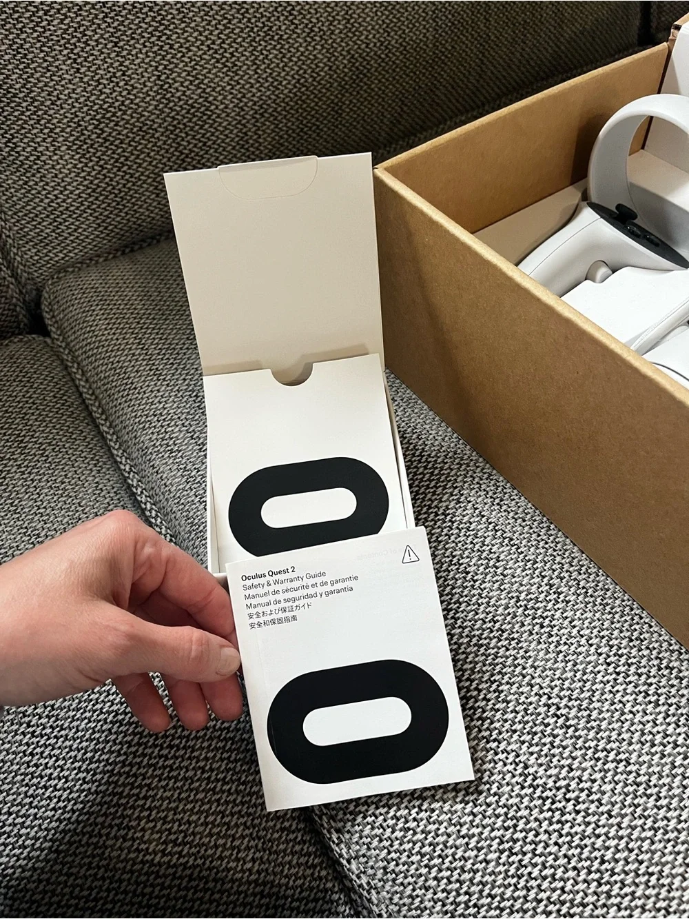 NWOT Oculus Quest 2 White Standalone VR Headset with White Controllers